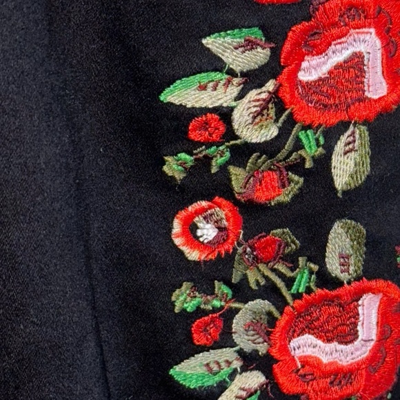 365 Denim Skinny Stretch Fit Black Floral Embroidered Roses Sz 30-11/12 - Picture 5 of 9